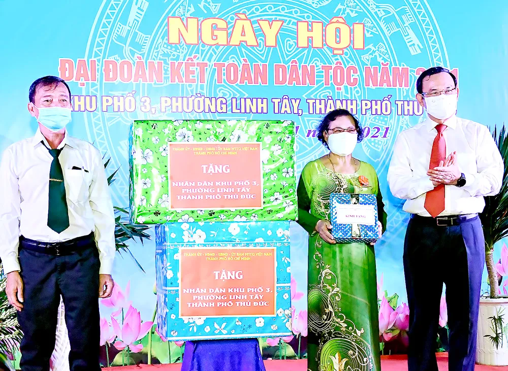 Bí thư Thành ủy TPHCM Nguyễn Văn Nên tặng quà nhân dân khu phố 3, phường Linh Tây, TP Thủ Đức. Ảnh: VIỆT DŨNG