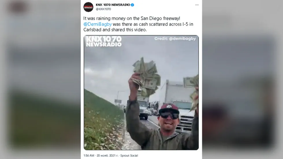 Một người đàn ông nhặt được một xấp tiền. Ảnh: RT