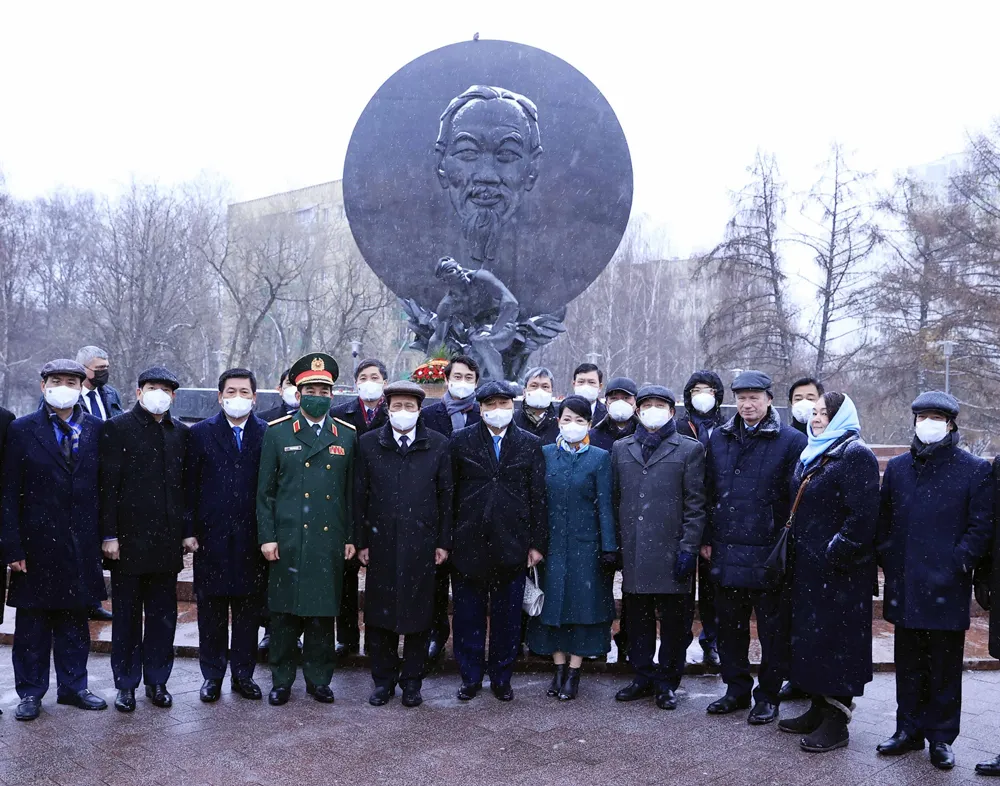 Chủ tịch nước Nguyễn Xuân Phúc hội kiến Chủ tịch Duma Quốc gia Nga Vyacheslav Volodin: Đẩy mạnh trao đổi kinh nghiệm lập pháp và giám sát giữa hai Quốc hội ảnh 1