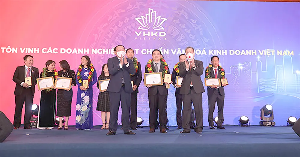 Chủ tịch HĐQT Công ty CP Tập đoàn Xây dựng Hòa Bình Lê Viết Hải (giữa) nhận chứng nhận Giải thưởng