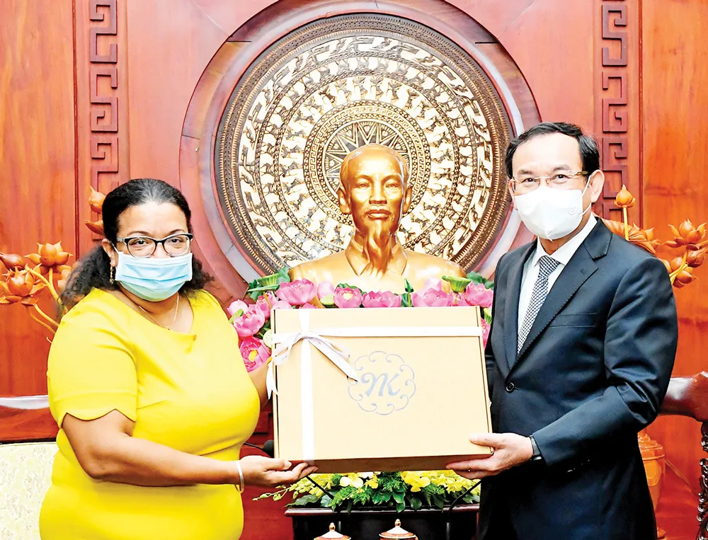 Bí thư Thành ủy TPHCM Nguyễn Văn Nên tặng quà lưu niệm Tổng lãnh sự Cuba Indira Lopez Arguelles. Ảnh: VIỆT DŨNG