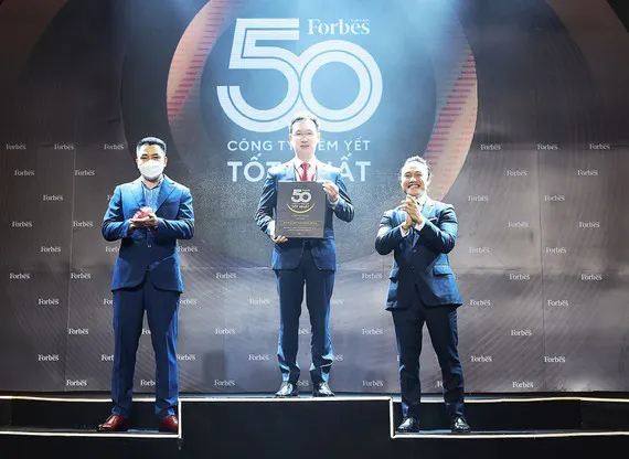 Ông Lê Thanh Tùng - Thành viên HĐQT VietinBank đại diện Ngân hàng  nhận vinh danh tốp 50 công ty niêm yết tốt nhất Việt Nam năm 2021