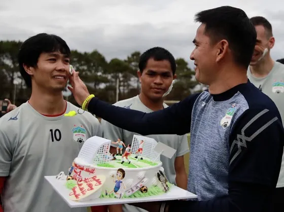 HLV Kiatisak chúc mừng sinh nhật tuổi 26 của Công Phượng. Ảnh: DŨNG PHƯƠNG