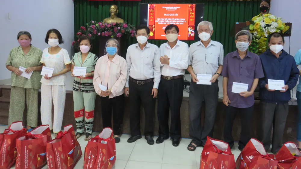 Báo SGGP trao 50 phần quà đến đảng viên, người dân khó khăn ảnh 1