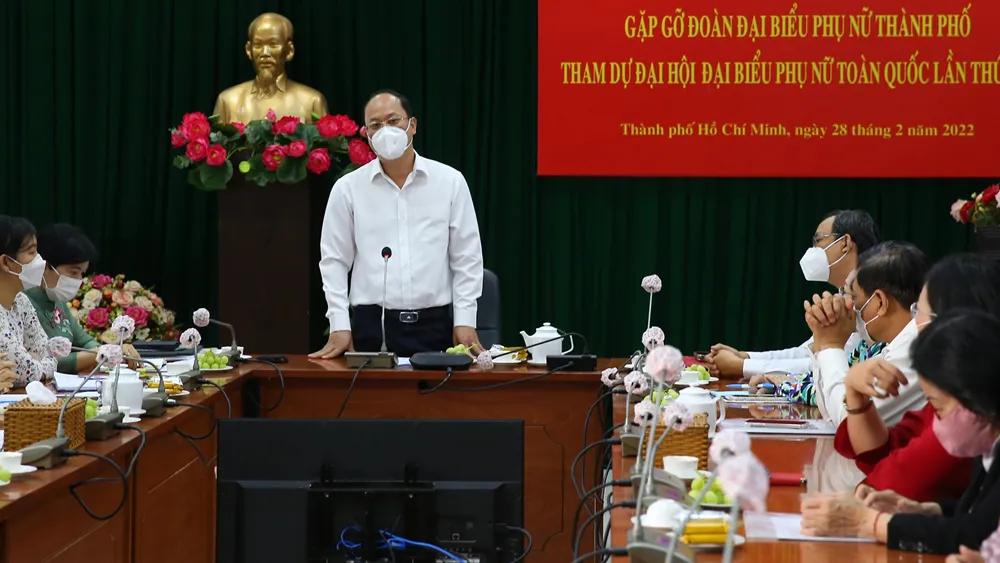 Phó Bí thư Thành ủy TPHCM Nguyễn Hồ Hải phát biểu động viên đoàn đại biểu phụ nữ TPHCM. Ảnh: THÁI PHƯƠNG