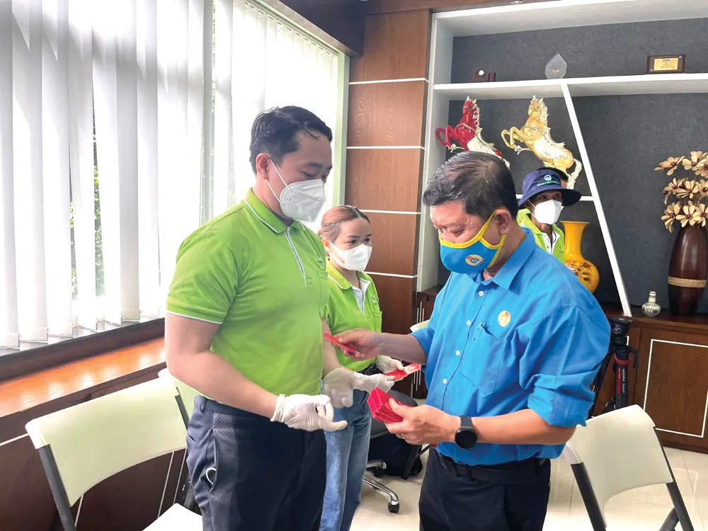 Liên đoàn Lao động TPHCM thăm hỏi, động viên công nhân VWS ảnh 2