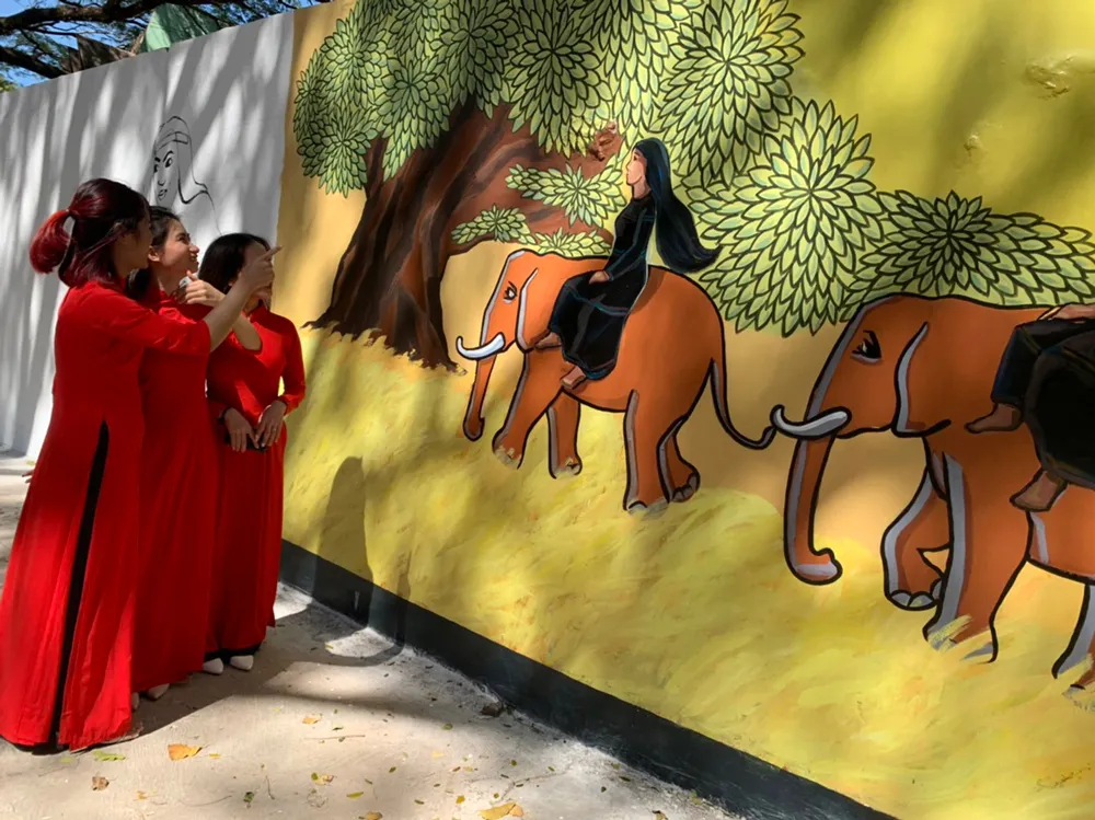 Đường bích họa độc đáo ở TP Buôn Ma Thuột  thu hút du khách đến tham quan