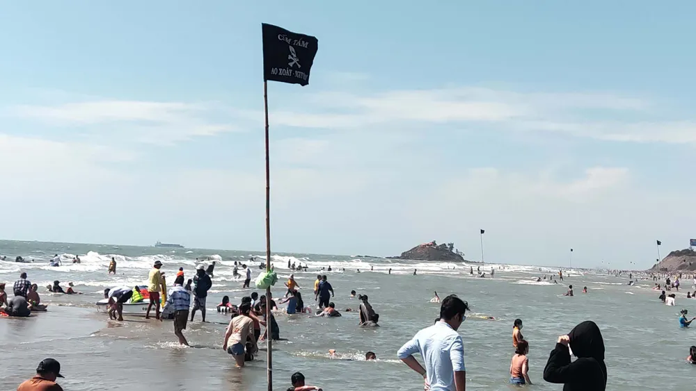 Nhiều ao xoáy nguy hiểm gây đuối nước  được cắm cờ đen tại Bãi Sau, TP Vũng Tàu