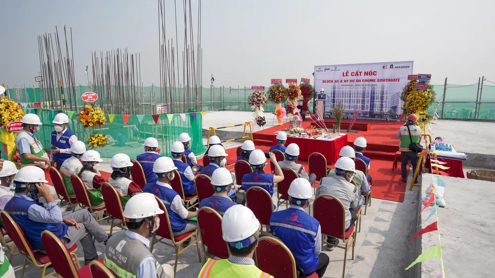 Dự án căn hộ “vừa túi tiền” EHome Southgate cất nóc