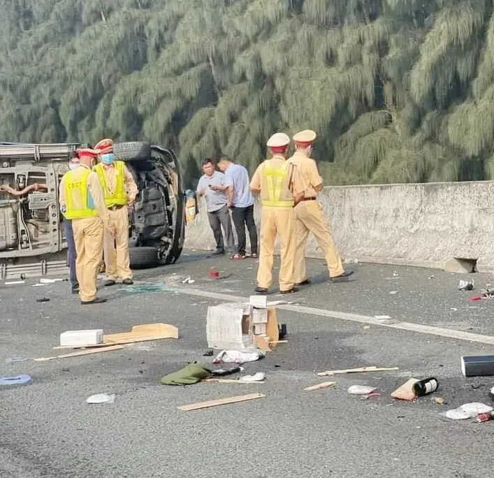 Nổ lốp trên đường cao tốc TPHCM - Trung Lương, xe chở Phó Chủ tịch Thường trực UBND TPHCM Lê Hòa Bình gặp nạn ảnh 1