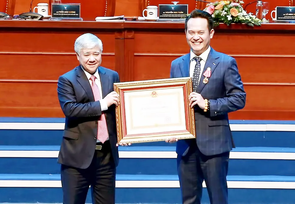 Chủ tịch Hội Doanh nhân trẻ Việt Nam Đặng Hồng Anh  nhận Huân chương Lao động hạng ba