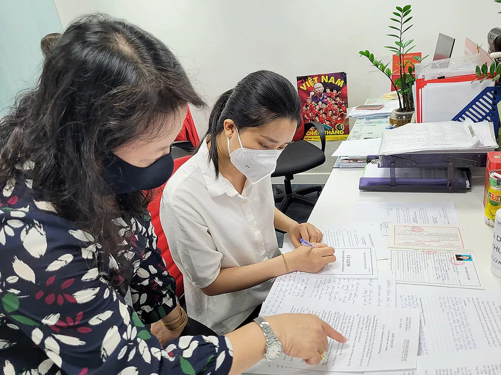 Ở nhiều cơ sở Đảng, việc hướng dẫn quần chúng ưu tú hoàn thiện hồ sơ kết nạp Đảng đã gọn nhẹ hơn  nhờ cải cách hành chính trong Đảng