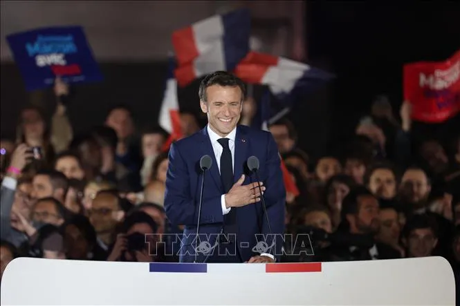 Tổng thống Pháp đương nhiệm Emmanuel Macron trong cuộc gặp những người ủng hộ, sau khi giành chiến thắng trong cuộc bầu cử Tổng thống vòng 2, tại Paris, tối 24-4-2022. Ảnh: AFP/TTXVN