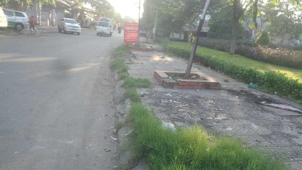 Vỉa hè đã được dọn dẹp sạch sẽ