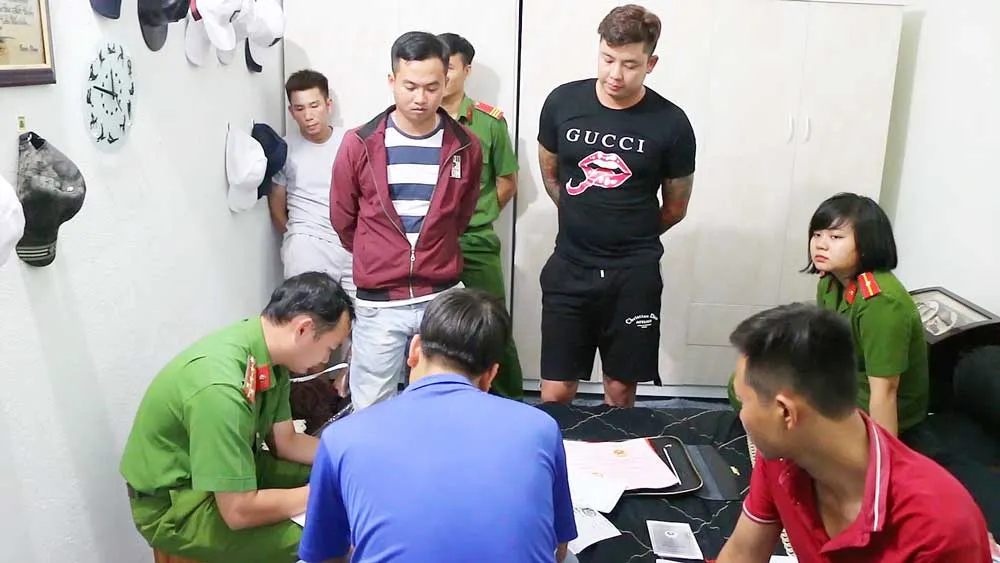 Công an TP Đồng Xoài khám xét một nhóm đối tượng cho vay nặng lãi