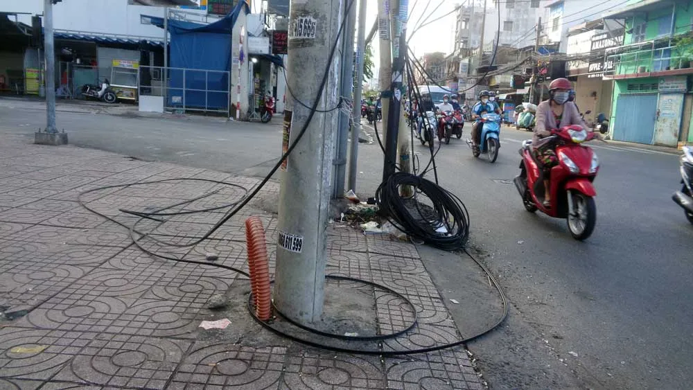 Dây cáp treo lủng lẳng, gây nguy hiểm cho người đi đường