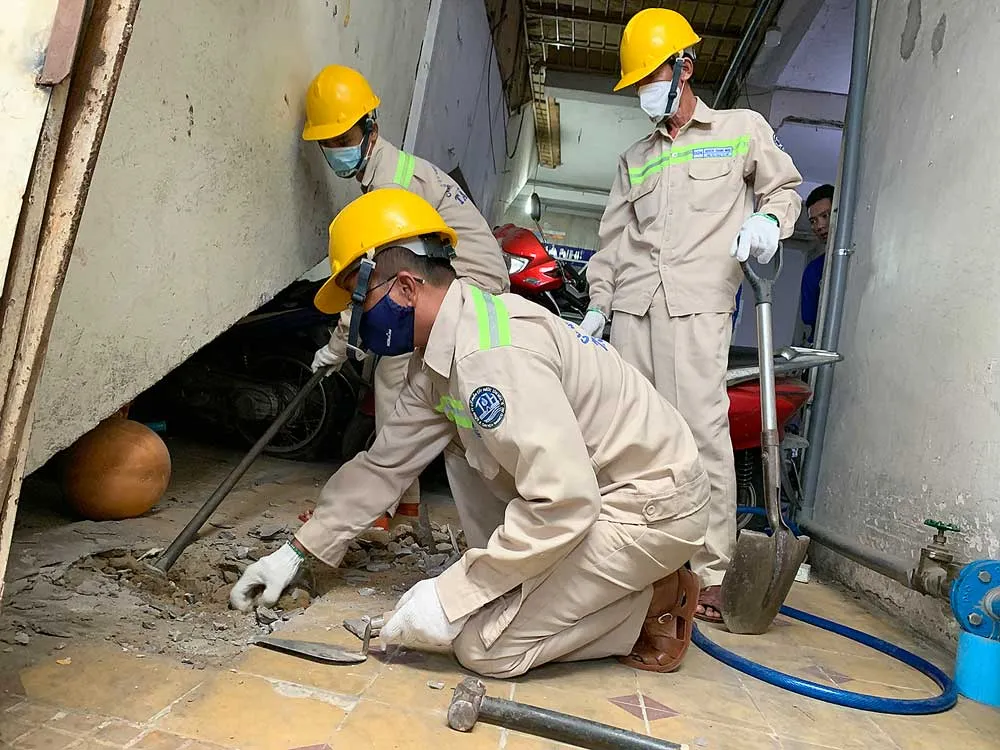 Nhân viên Công ty CP Cấp nước Tân Hòa trám lấp giếng khoan tại chung cư Độc Lập (quận Tân Phú, TPHCM)