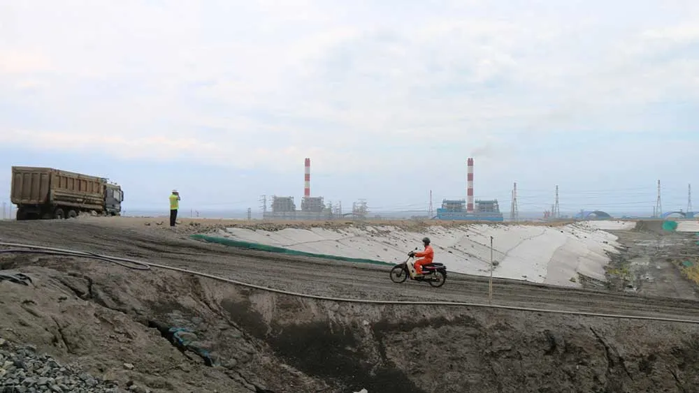 Bãi chứa tro, xỉ than của 3 nhà máy nhiệt điện Vĩnh Tân 2, 4 và 4 mở rộng đang ngày càng quá tải