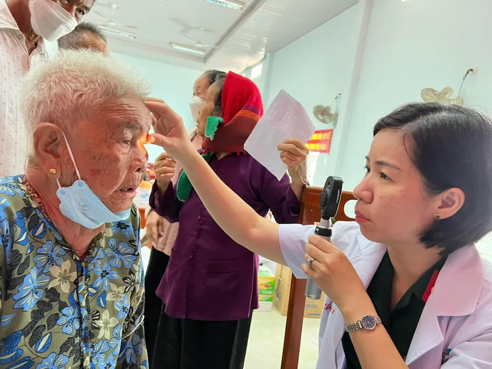 Tổ chức khám bệnh, cấp thuốc miễn phí và tặng quà tại các xã của huyện Chư Prông, tỉnh Gia Lai ảnh 4