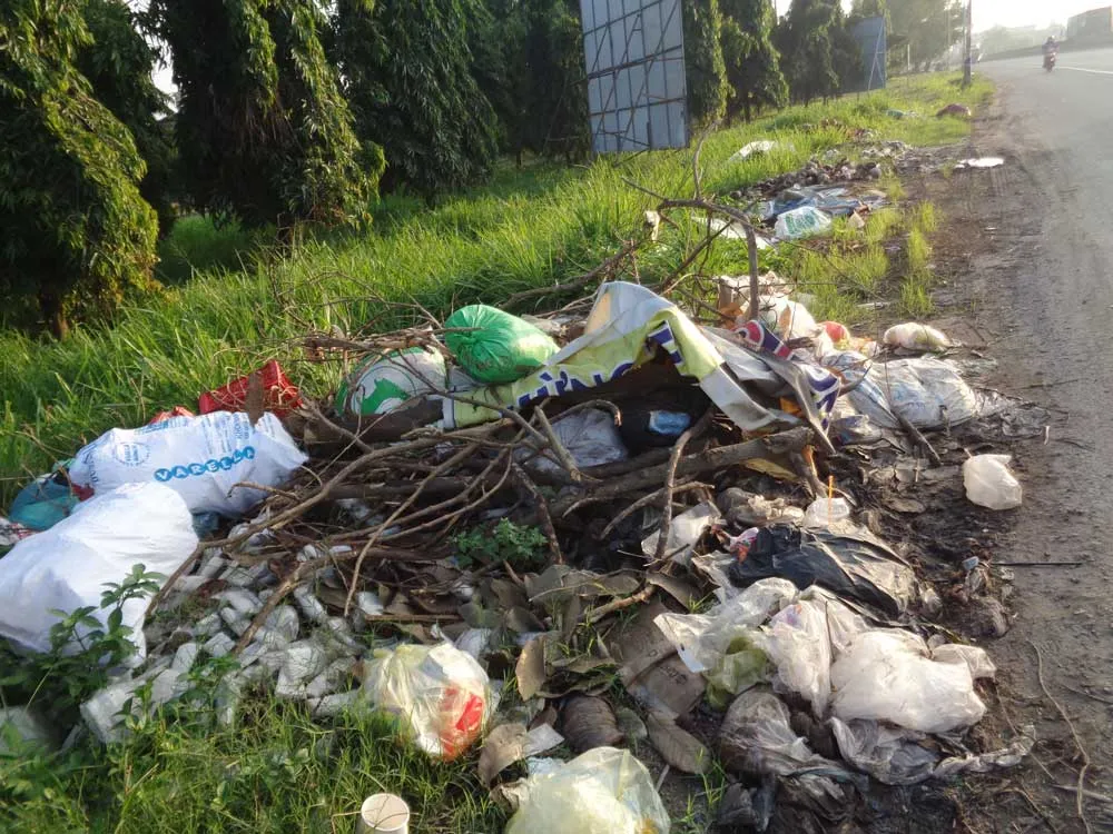 Rác ngập xa lộ Hà Nội ảnh 1