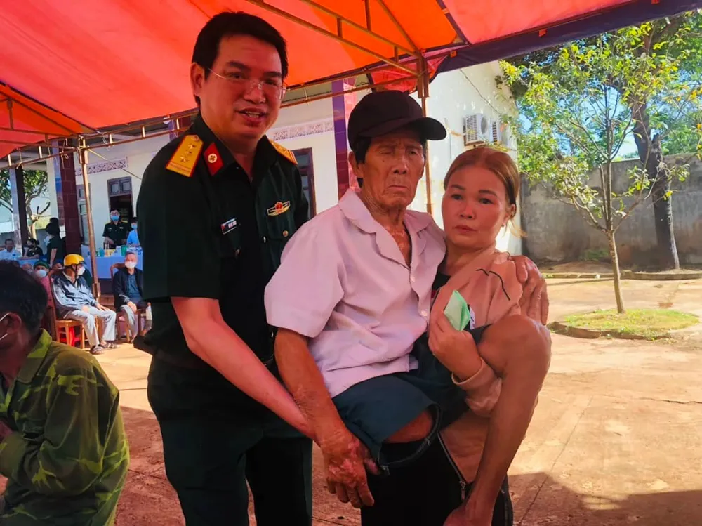 Tổ chức khám bệnh, cấp thuốc miễn phí và tặng quà tại các xã của huyện Chư Prông, tỉnh Gia Lai ảnh 3