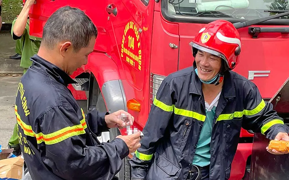 Thiếu tá Phạm Minh Tráng và Thiếu tá Nguyễn Hữu Đạo hạnh phúc  khi cứu được người gặp nạn