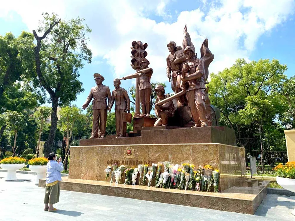 Vì nhân dân quên mình! ảnh 1