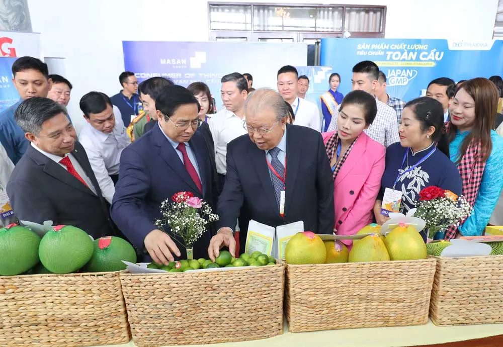 Thủ tướng Phạm Minh Chính tham quan gian hàng nông sản tại Hội nghị xúc tiến đầu tư tỉnh Hậu Giang năm 2022