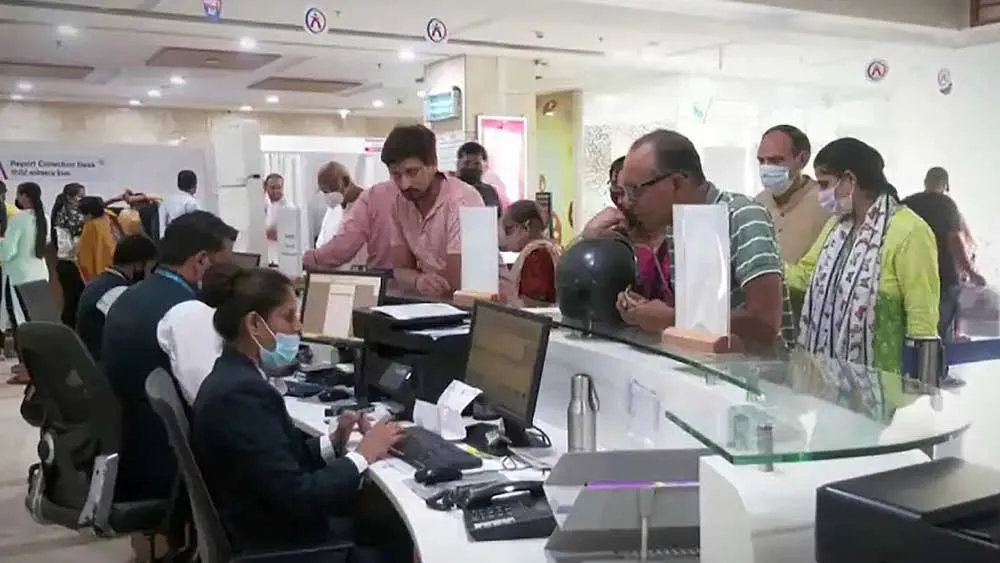 Bệnh nhân đến khám bệnh tại  Bệnh viện Aakash Healthcare, Ấn Độ. Ảnh: REUTERS