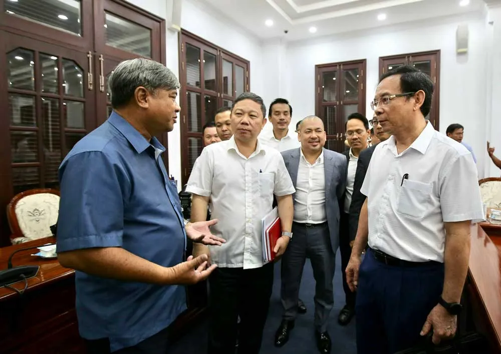  Bí thư Thành ủy TPHCM Nguyễn Văn Nên: Cần có tư duy kinh doanh bóng đá một cách bền vững ảnh 1