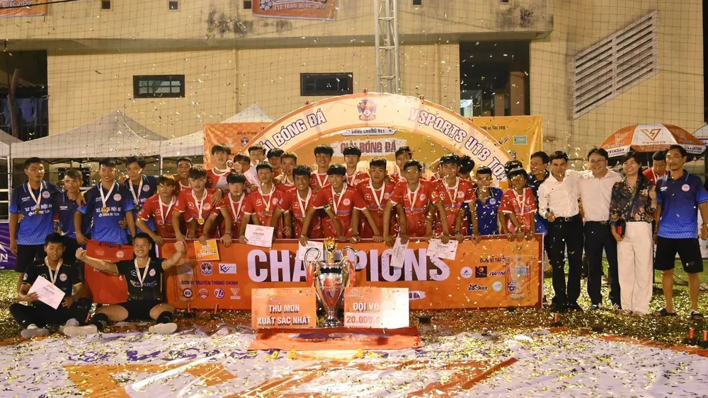 Ban tổ chức chúc mừng đội vô địch