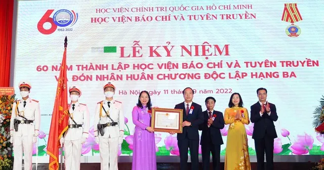 Thay mặt lãnh đạo Đảng và Nhà nước, Phó Chủ tịch nước Võ Thị Ánh Xuân trao tặng Huân chương Độc lập hạng Ba cho Học viện Báo chí và Tuyên truyền. Ảnh: VGP