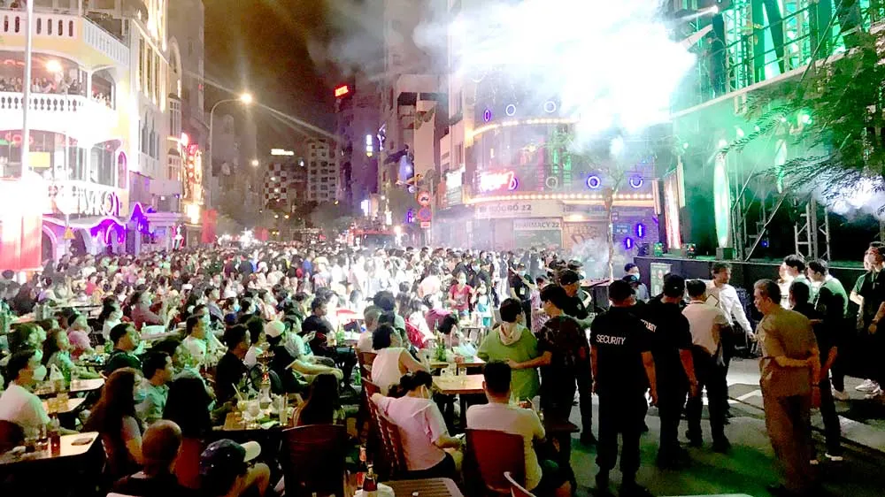 Thêm nhiều phố đi bộ về đêm - Tại sao không? - Bài 1: Hấp dẫn du khách, tăng doanh thu ảnh 2