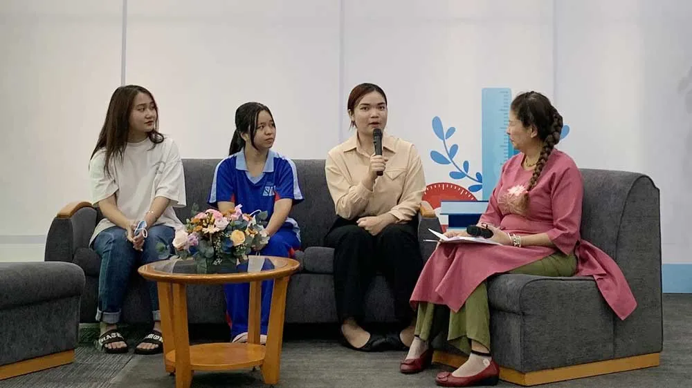 Em Tạ Thị Thanh Thủy (thứ 2 bên phải) chia sẻ động lực  tiếp tục học tập tại buổi nhận học bổng tiếp sức đến trường