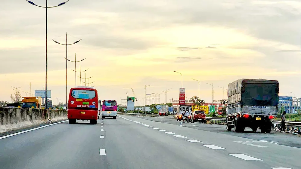 Nỗi lo xe chạy ẩu, thiếu an toàn trên cao tốc TPHCM - Trung Lương  ảnh 1