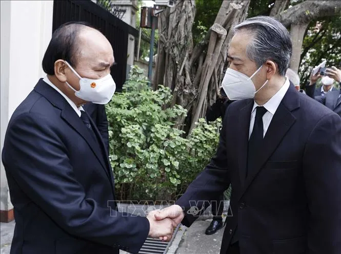 Chủ tịch nước Nguyễn Xuân Phúc chia buồn với Đại sứ Trung Quốc tại Việt Nam Hùng Ba. Ảnh: TTXVN