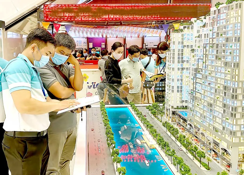 Người dân tìm hiểu giá căn hộ tại một dự án ở TPHCM. Ảnh: CAO THĂNG