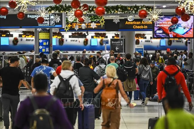 Hành khách chờ làm thủ tục tại sân bay quốc tế ở Miami, bang Florida, Mỹ, ngày 23-12. Ảnh: AFP/TTXVN Hành khách chờ làm thủ tục tại sân bay quốc tế ở Miami, bang Florida, Mỹ, ngày 23-12. Ảnh: AFP/TTXVN