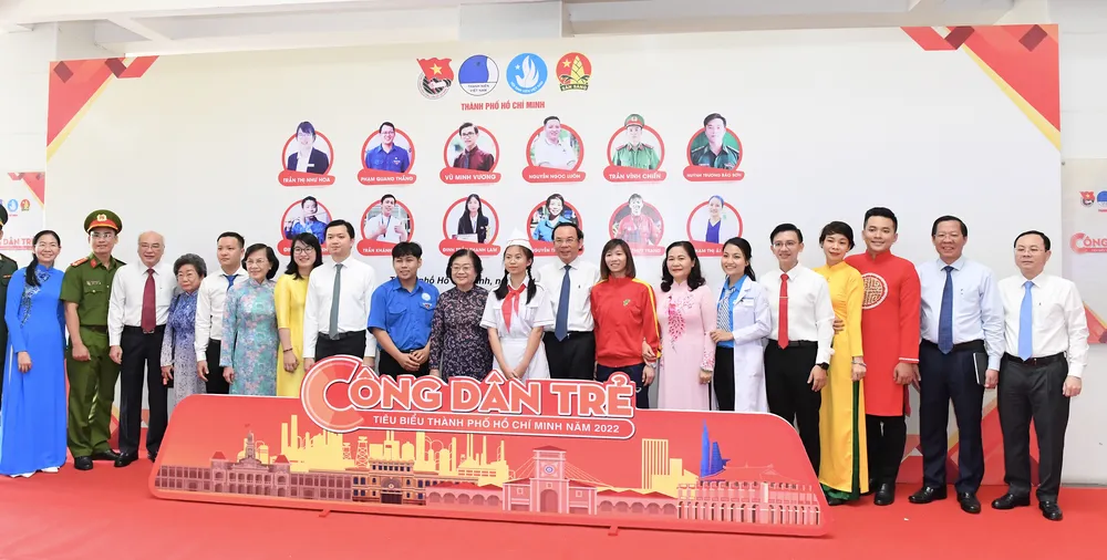 Các vị lãnh đạo, nguyên lãnh đạo chụp hình lưu niệm cùng 12 công dân trẻ tiêu biểu TPHCM. Ảnh: VIỆT DŨNG Các vị lãnh đạo, nguyên lãnh đạo chụp hình lưu niệm cùng 12 công dân trẻ tiêu biểu TPHCM. Ảnh: VIỆT DŨNG