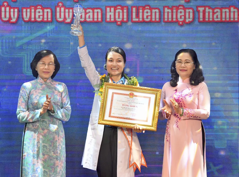 Chủ tịch HĐND TPHCM Nguyễn Thị Lệ tuyên dương công dân trẻ tiêu biểu Phạm Thị Ái Xuân. Ảnh: VIỆT DŨNG Chủ tịch HĐND TPHCM Nguyễn Thị Lệ tuyên dương công dân trẻ tiêu biểu Phạm Thị Ái Xuân. Ảnh: VIỆT DŨNG