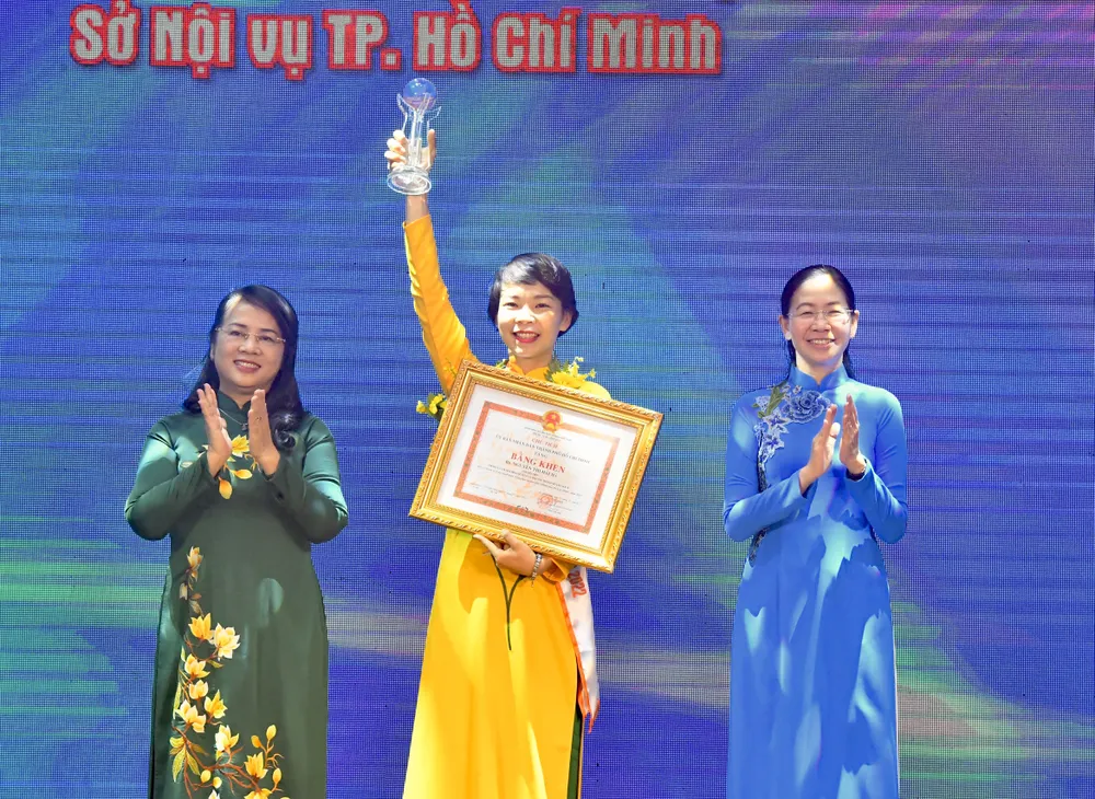 Chủ tịch MTTQ VN TPHCM Trần Kim Yến tuyên dương công dân trẻ tiêu biểu Nguyễn Thị Hải Hà. Ảnh: VIỆT DŨNG Chủ tịch MTTQ VN TPHCM Trần Kim Yến tuyên dương công dân trẻ tiêu biểu Nguyễn Thị Hải Hà. Ảnh: VIỆT DŨNG