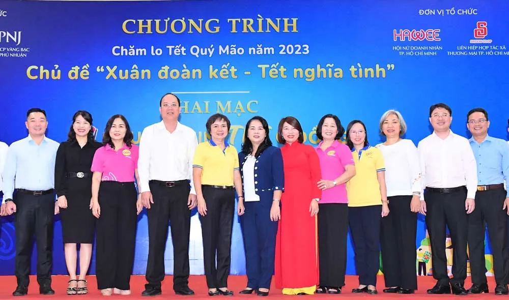 Phó Bí thư Thành ủy TPHCM Nguyễn Hồ Hải cùng các đồng chí lãnh đạo, doanh nghiệp tại chương trình. Ảnh: VIỆT DŨNG