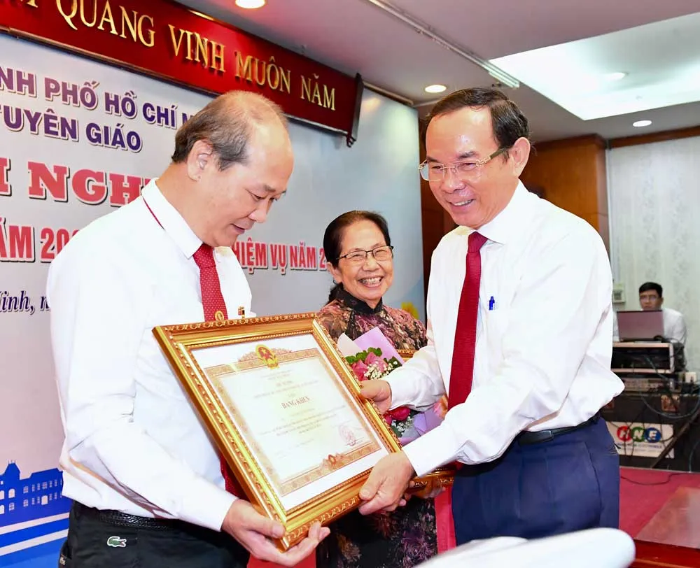 Bí thư Thành ủy TPHCM Nguyễn Văn Nên tặng Bằng khen Chính phủ cho Bí thư Huyện ủy huyện Củ Chi Nguyễn Quyết Thắng. Ảnh: VIỆT DŨNG