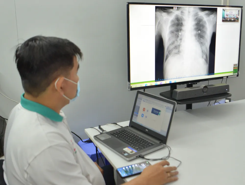 Bác sĩ chuẩn đoán tình trạng bệnh. Ảnh: CAO THĂNG Bác sĩ chuẩn đoán tình trạng bệnh. Ảnh: CAO THĂNG