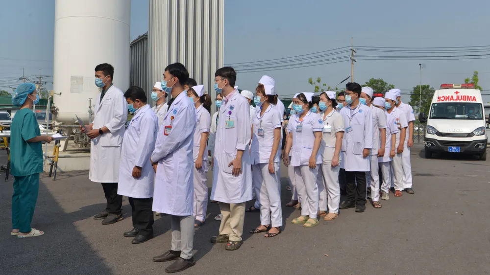 Bác sĩ, điều dưỡng Bệnh viện dã chiến số 13. Ảnh: CAO THĂNG Bác sĩ, điều dưỡng Bệnh viện dã chiến số 13. Ảnh: CAO THĂNG