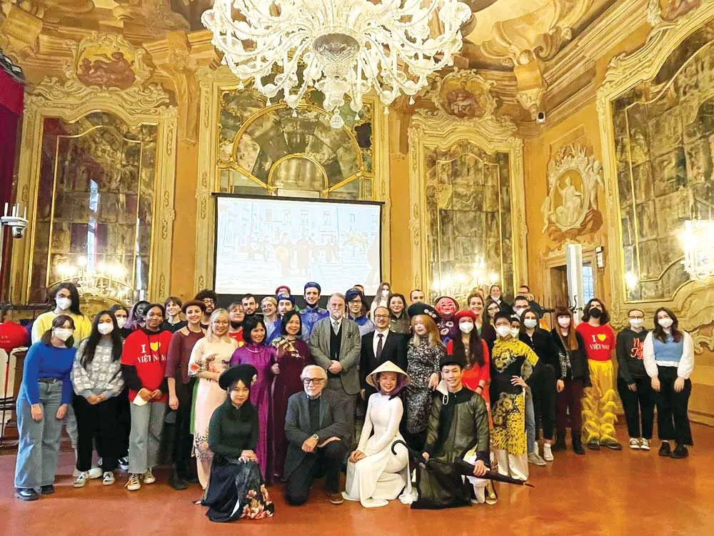 Cô Bích Hường và học sinh tham gia chương trình Hồn Việt