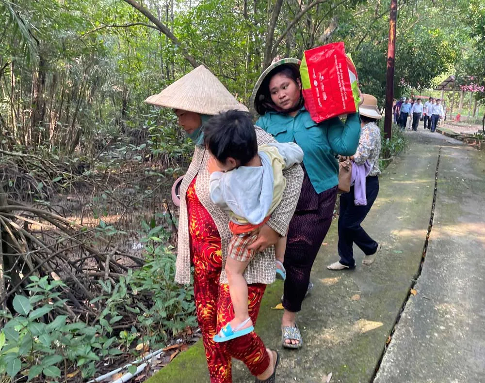 Người dân vui mừng nhận được quà từ chương trình Người dân vui mừng nhận được quà từ chương trình