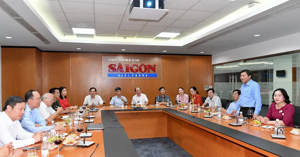 Tổng Biên tập Báo Sài Gòn Giải Phóng Tăng Hữu Phong bày tỏ niềm vui và vinh dự được tiếp đón đoàn lãnh đạo Thành ủy TPHCM đến thăm. Ảnh: VIỆT DŨNG