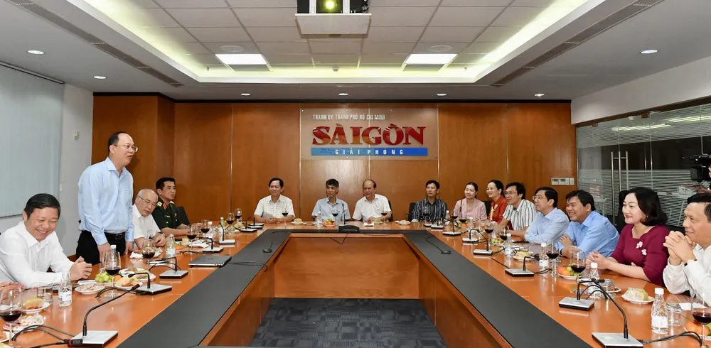 Phó Bí thư Thành ủy TPHCM Nguyễn Hồ Hải dẫn đầu đoàn lãnh đạo TPHCM thăm, chúc tết Báo Sài Gòn Giải Phóng. Ảnh: VIỆT DŨNG