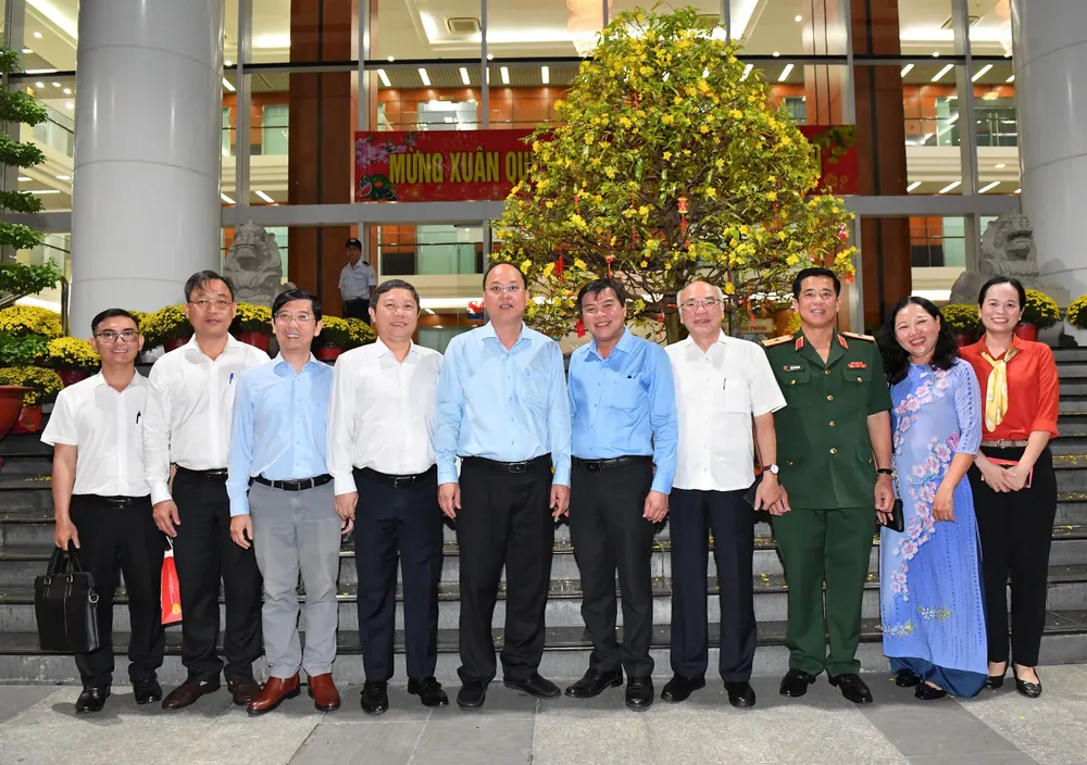 Đoàn lãnh đạo TPHCM thăm, chúc tết Báo Sài Gòn Giải Phóng. Ảnh: VIỆT DŨNG